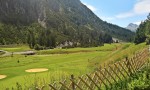 Der Blick vom Gastgarten auf den 9 Loch Golfplatz von Lech (Zug)