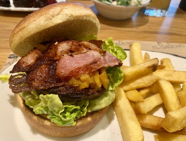 Beef-Burger mit Avocado, Mango-Salsa & Speck… tolle Kombi - El Gaucho - Wien
