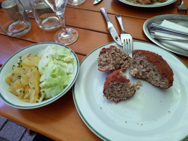 Fleischlaberl gebacken 4,50 + Salat 2,50 - Weinbau Karner Mathias - Großau