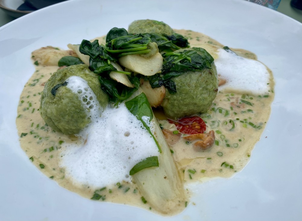 Spinat-Käseknödel mit Spargel und Schwammerlsauce - 1A - Wirtschaft am Markt - Wien