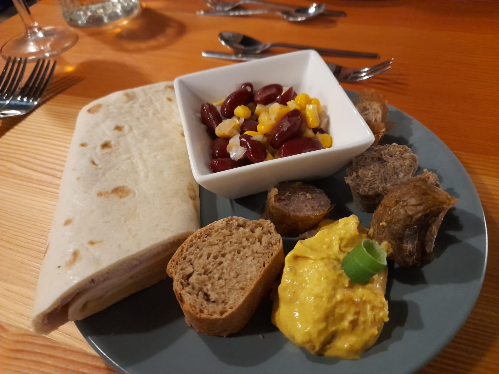 Vorspeisenteller (Curry-Dattel Aufstrich,Bohnensalat,Würstelräder,Miniwraps) - Farmeria - Weissenbach a. d. Triesting