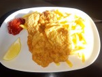 Schweinsschnitzel mit Pommes und Ketchup - Cafe Time Out - Neuhaus