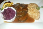 Hirschbraten-Medaillons mit Rotkraut und Serviettenknödel - Gasthof-Pension "Zur Bruthenne" - Furth/Triesting