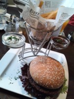 Panorama - Extreme Chili Burger mit Chilisauce und hausgemachten Pommes ... - Panorama Wien - Wien