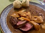 Wildhase rosa gebraten in einer phantastischen Apfel/Preiselbeersauce mit ... - Hausmair's Gaststätte - Wien