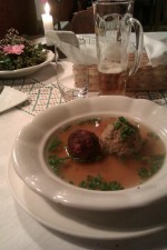 Rindsuppe mit zweierlei Lebernknödel - Wirtshaus Steirereck - TURNAU