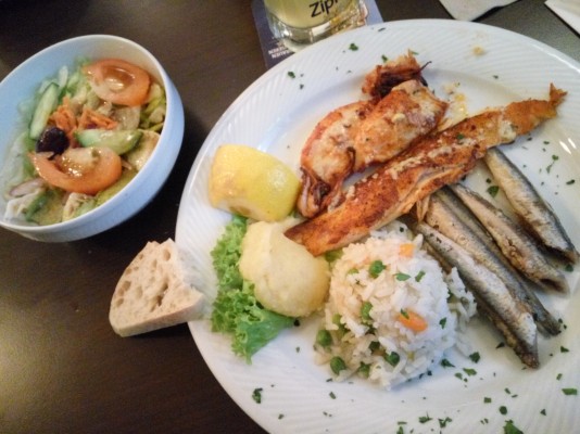 Gemischter Fischteller mit Gemüsereis, Skordalia und Salat - TO ...