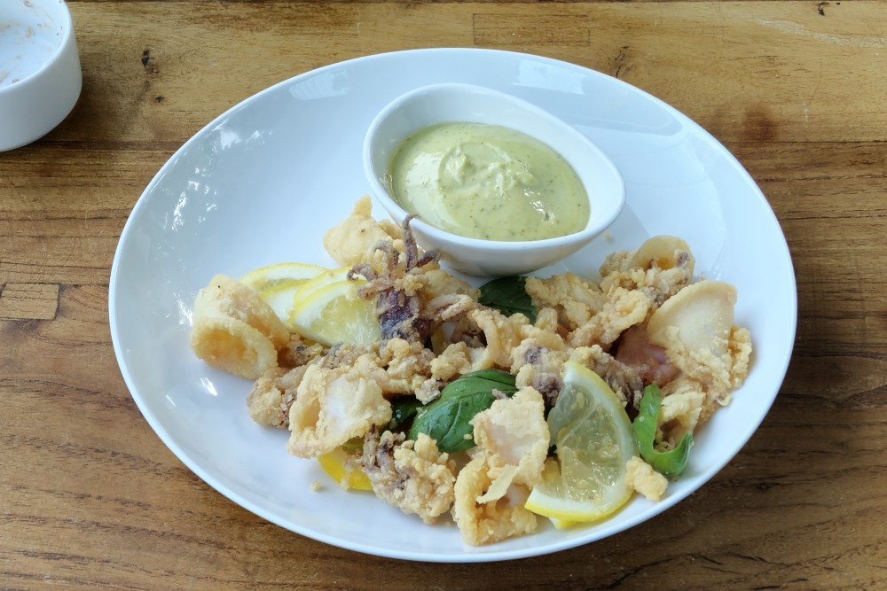 Knusprige Calamare mit Chili-Basilikum Sauce - ausgezeichnet - Klee am Hanslteich - Wien