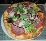 Pizza La Gondola (Salat, Basilikum, Mailänder Salami) - leider nicht gut - ... - Pizzeria Valentino - Berndorf