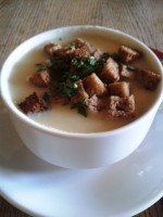 Columbusbräu - Knoblauch-Cremesuppe mit Schwarzbrot-Croutons (EUR 3,30) - Columbus Bräu - Wien