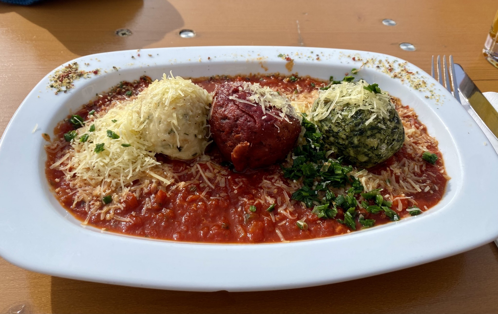 Käse-, Rote Rüben- und Spinatknödel mit Letscho (eigentlich ausschließlich ... - Auenfelder Hütte - Schröcken