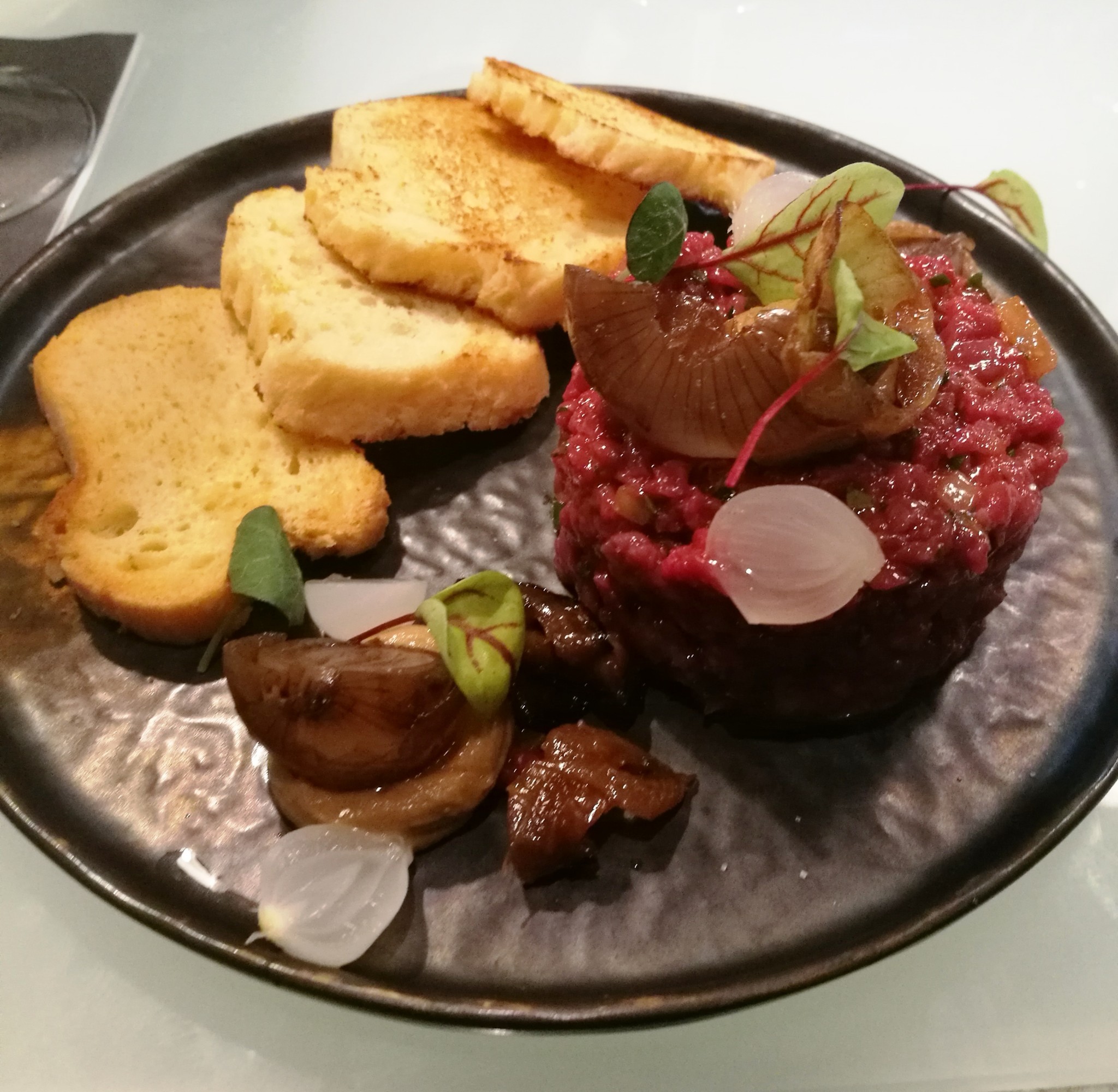 Im Loisium an der Bar gibt's auch ein gutes Beef Tatar - Weinkuchl - Ehrenhausen