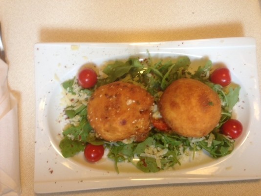 Gebackene Tomaten-Mozzarella-Knödel auf Rucola mit gehobeltem Parmesan ...