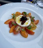 Burrata mit Tomaten, Aprikosen und Balsamicoperlen - Liebsteinsky - Wien