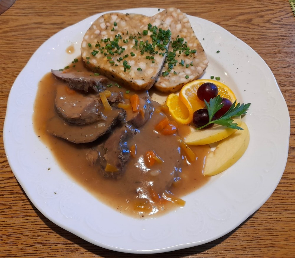 Geschmorter Braten vom heimischen Hirsch - Gasthof Mohr - Zweiersdorf