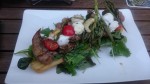 Tagliata (medium) auf Knoblauchbaguette mit sommerlichem Schnittsalat - Hemmers - Wien