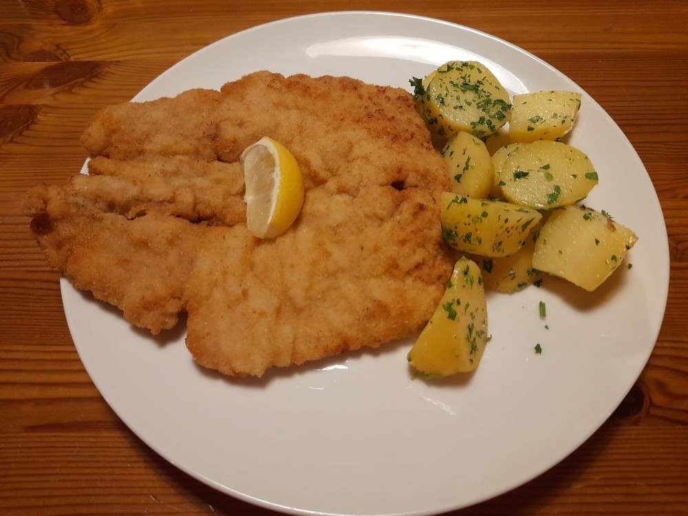 Schnitzel vom Schweinskarree mit Petersilienerdäpfel 13,8 - Gasthof Karnerwirt - Muggendorf