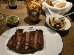 perfekt gegrilltes dry-aged Ribeye mit Chimichurri, gebratenen Steinpilzen ... - El Gaucho - Baden bei Wien