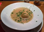 Ganslsuppe, gelungen mit viel Einlage, nur das Knödel naja - S'PFIFF - Wien