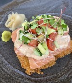 Crispy Sushi Pizza (Lachs Sashimi, Tomate, Avocado, Chipotle-Majo) - der ... - IKI - Wien