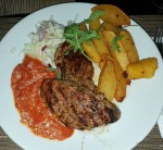 Schweinefilet gegrillt mit Bratkartoffeln, Ajvar und Zwiebeln - Beograd - Wien