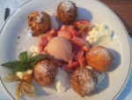 Gebackene Topfelknödel mit Eis und Erdbeeren um 7,50 Euro. - Adler - Hohenems