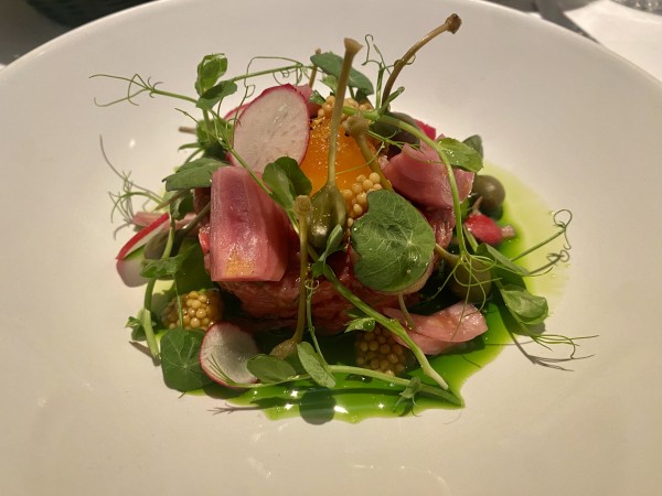 Beef Tartar mit konfiertem Dotter und Kapernbeeren - handgeschnitten tolle ... - be fame Arlberg - Lech