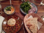 Hummus, Lavash und Krauterteller - Pars - Wien