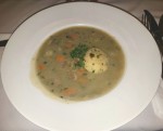 Gansleinmachsuppe mit Bröselknödl und Innereien