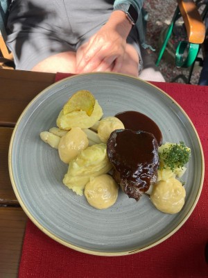 Filetsteak mit weißen Spargel