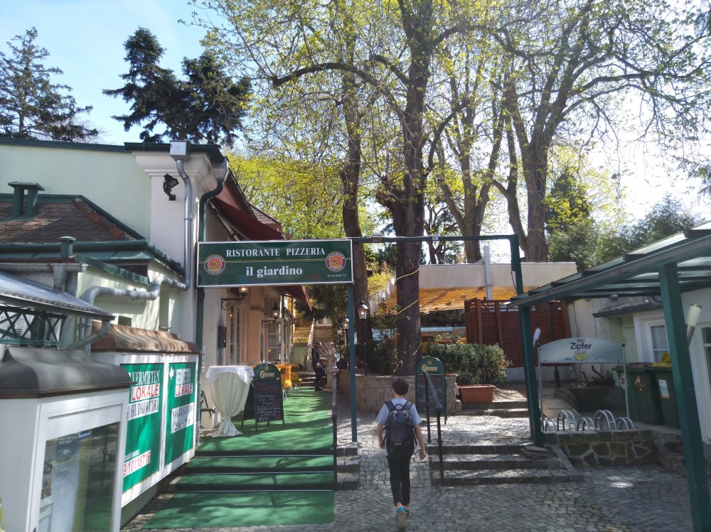 Eingang Gastgarten - Il Giardino - Wien