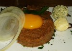 Beef Tartare klein (EUR 10,50 - 100g) - Flatschers - Wien