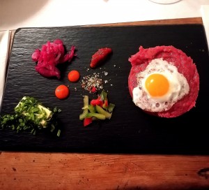 Beef Tartar mit Wachtelei - Spaetrot - Gumpoldskirchen