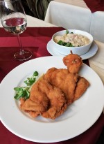 Ausgelöstes Backhendl paniert, saftig, perfekt paniert, einfach herrlich! - Gasthaus Stotzek - Wien