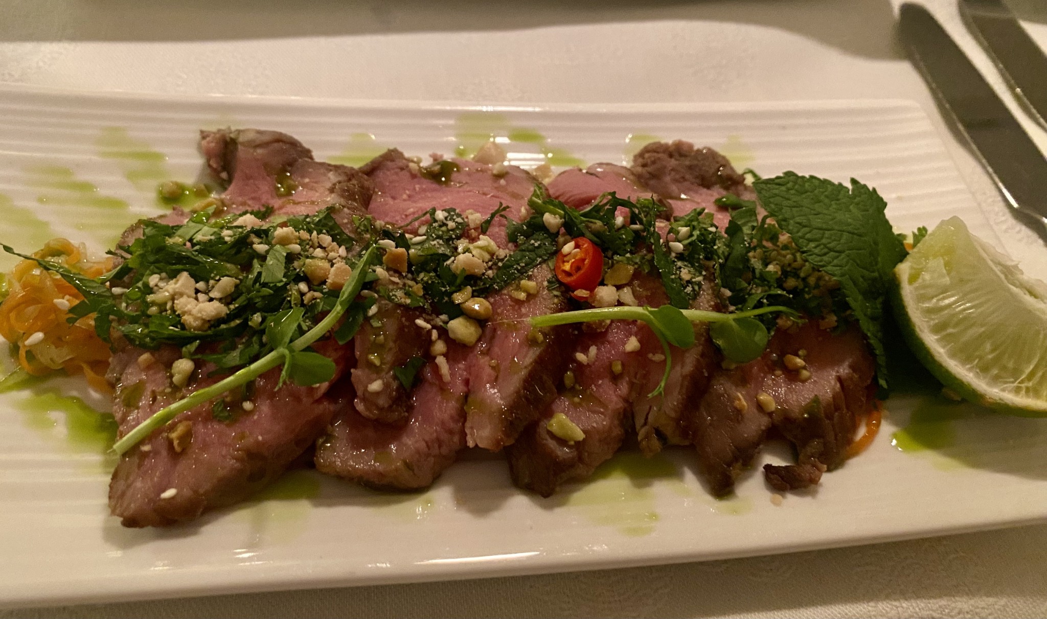 Thai Beef Salat mit Erdnüssen, Chili & Koreander - sehr gute Säure und ... - Fux - LECH am Arlberg