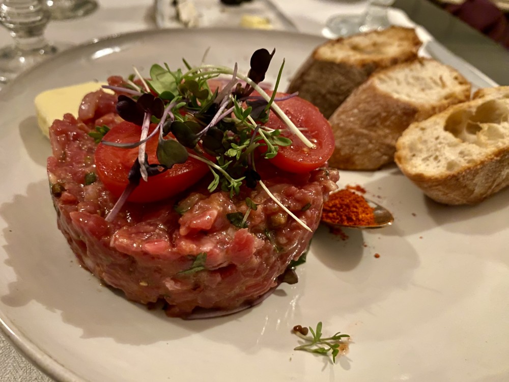 von Hand geschnittenes Steak-Tartar - herrlich frisch abgeschmeckt mit der ... - Beaulieu - Wien