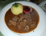 Rehgulasch mit Erdäpfelknödel und Preiselbeerbirne EUR 12,50 - Zum Jimmy - Wien