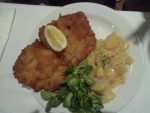 Sensationelles Wr. Schnitzel mit Erdäpfel Vogerl Salat - Krah Krah - Wien