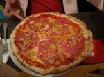 Pizza Gustosa (Schinken,Mais,Speck,Zwiebel,Pfefferoni) - Pizzarei - Großarl