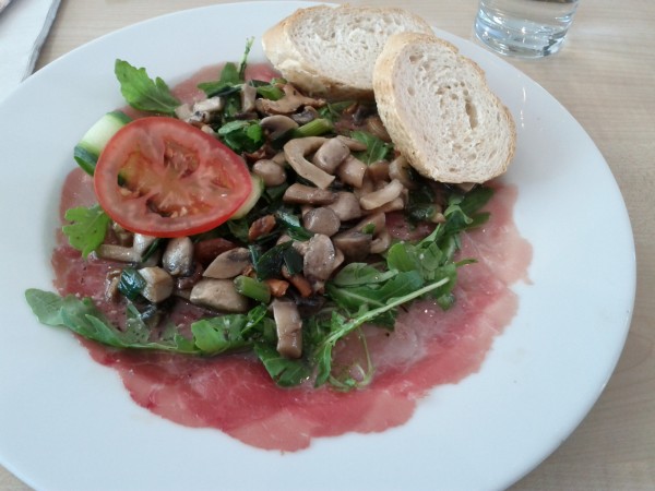 Carpaccio mit gebratenen Pilzen und Weissbrot - Mortons Lounge - Wien