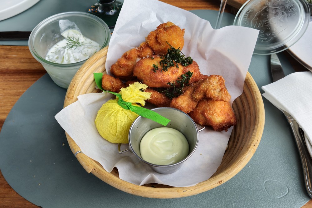 Seerestaurant Rosé - Backhendl ausgelöst mit Rahm-Gurkensalat - etwas zu ... - Seerestaurant Rosé - Velden