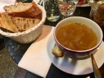 eine ehrliche, brave Zwiebelsuppe, könnte etwas kräftiger sein. - Beaulieu - Wien