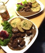 Wiedenbräu - Hirschragout mit 3 Stk Serviettenknödel und Preiselbeerbirne (€ ... - Wieden Bräu - Wien