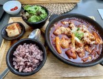 Cheese Chicken Galbi, ein Eintopf mit Hühnerfleisch (mit Käse überbacken), ... - modern korean - Wien