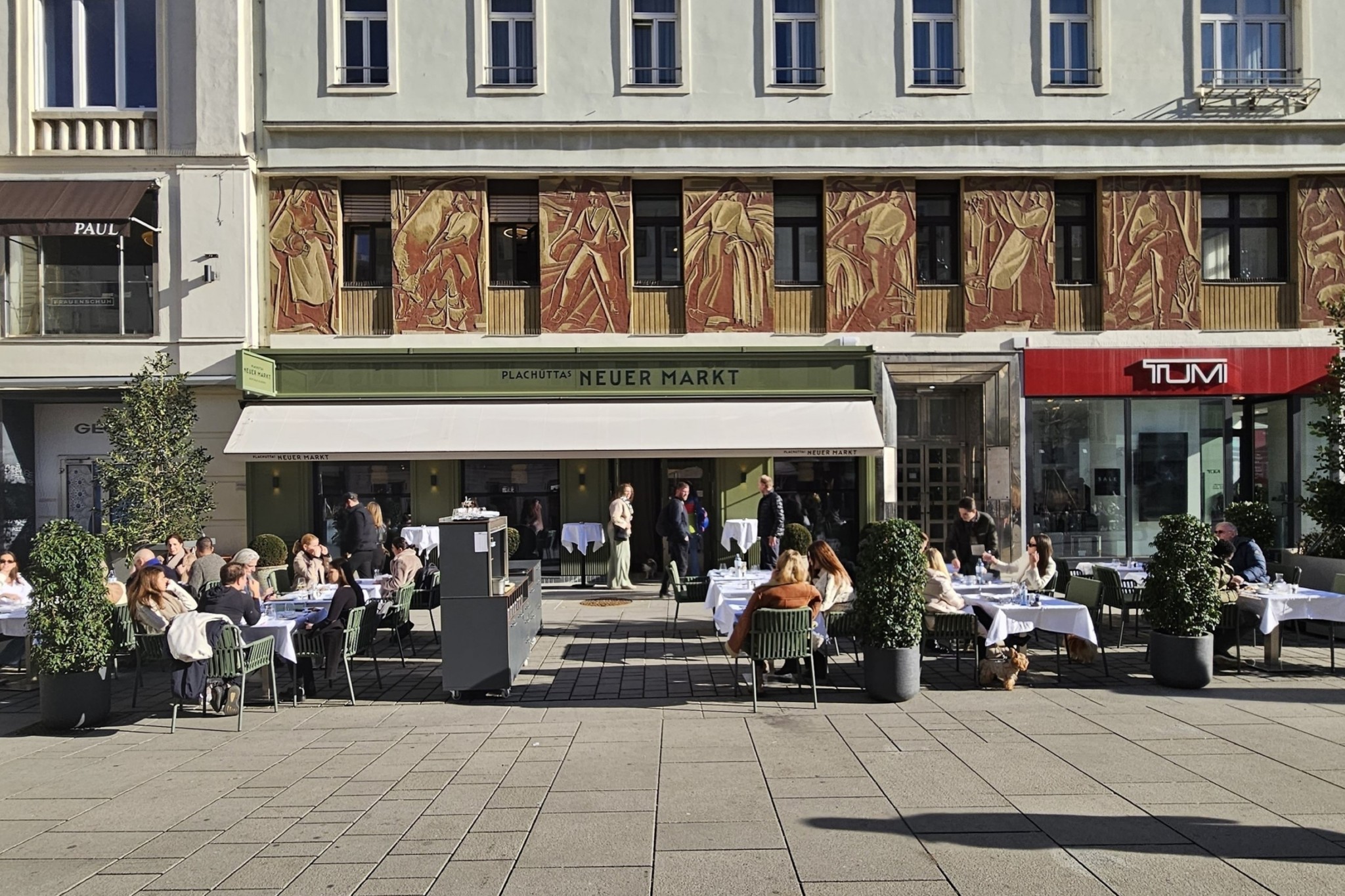 Plachuttas Neuer Markt - Erstes Sitzen im neuen Gastgarten - was für ein ... - Plachuttas Neuer Markt - Wien