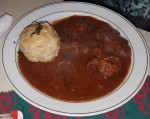 Rindsgulasch mit Semmelknödel