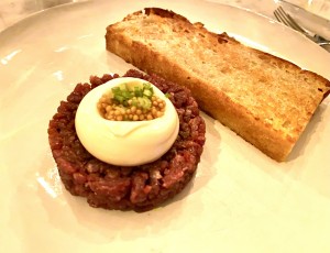 Beef Tartar - mild gewürzt und schön geschnitten/gehackt nicht faschiert - Belly‘s Bistro - Wien