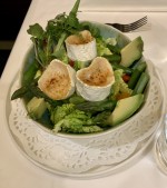 Lauwarner Spargel mit geflämmten Ziegenkäse, Avocado und Wildkräuter, ... - Zur Goldenen Kugel - Wien