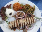 Hellas-Platte Souvlaki, Gyros, Tzatziki, Fisolen, Reis und Salat - Ambrosia - Wien