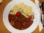 Kronegulasch vom Rind mit hausgemachten Spätzle (9,80 Euro). - Gasthaus Krone - Hörbranz